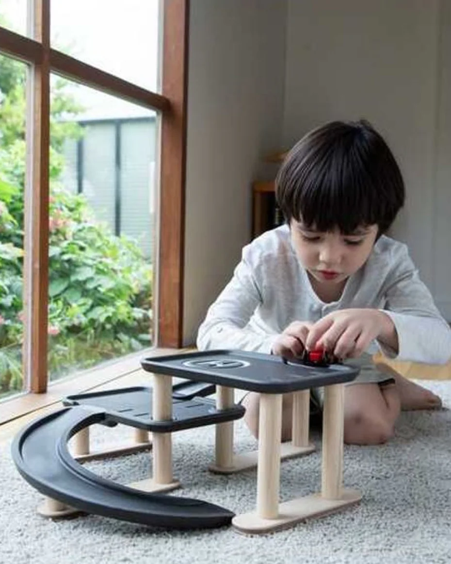 1426-race-n-play-parking-garage-3.webp Race N Play Parking Garage