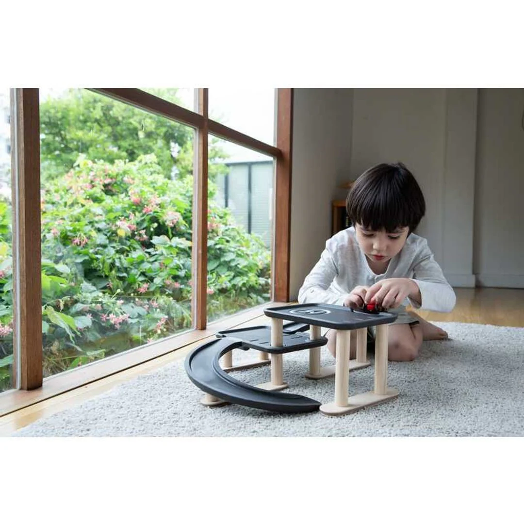 1426-race-n-play-parking-garage-7.webp Race N Play Parking Garage