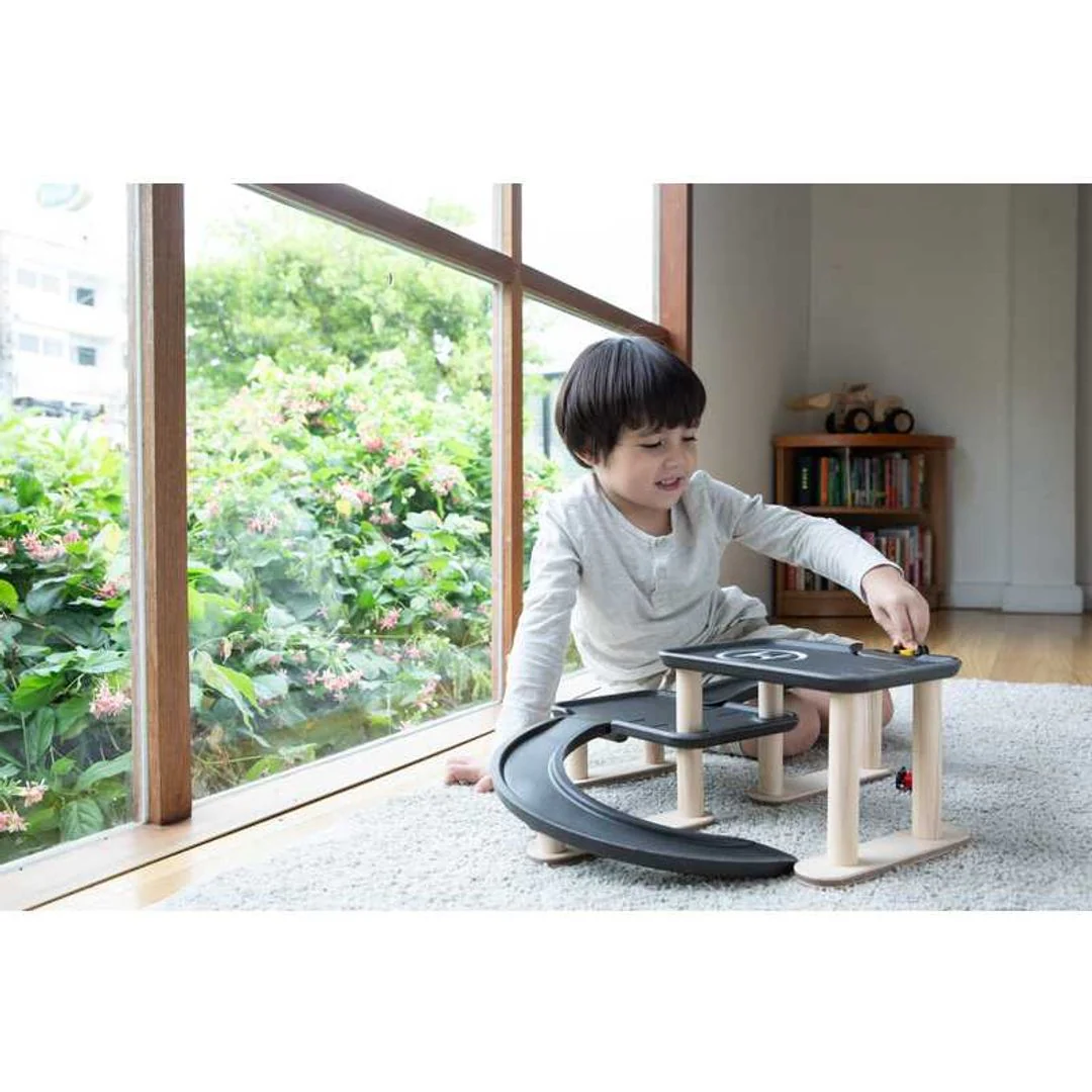 1426-race-n-play-parking-garage-8.webp Race N Play Parking Garage