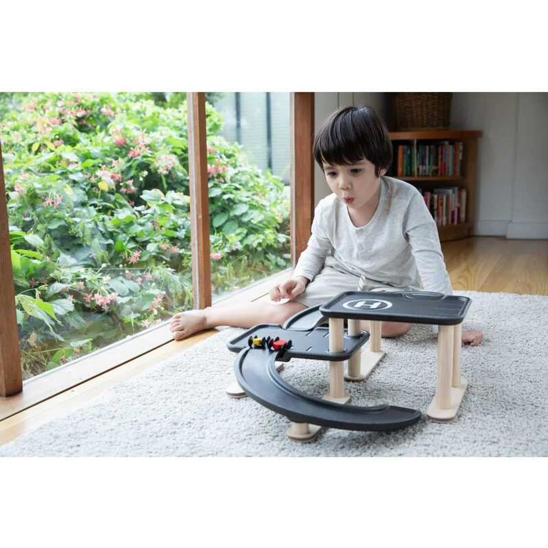 1426-race-n-play-parking-garage-9.webp Race N Play Parking Garage