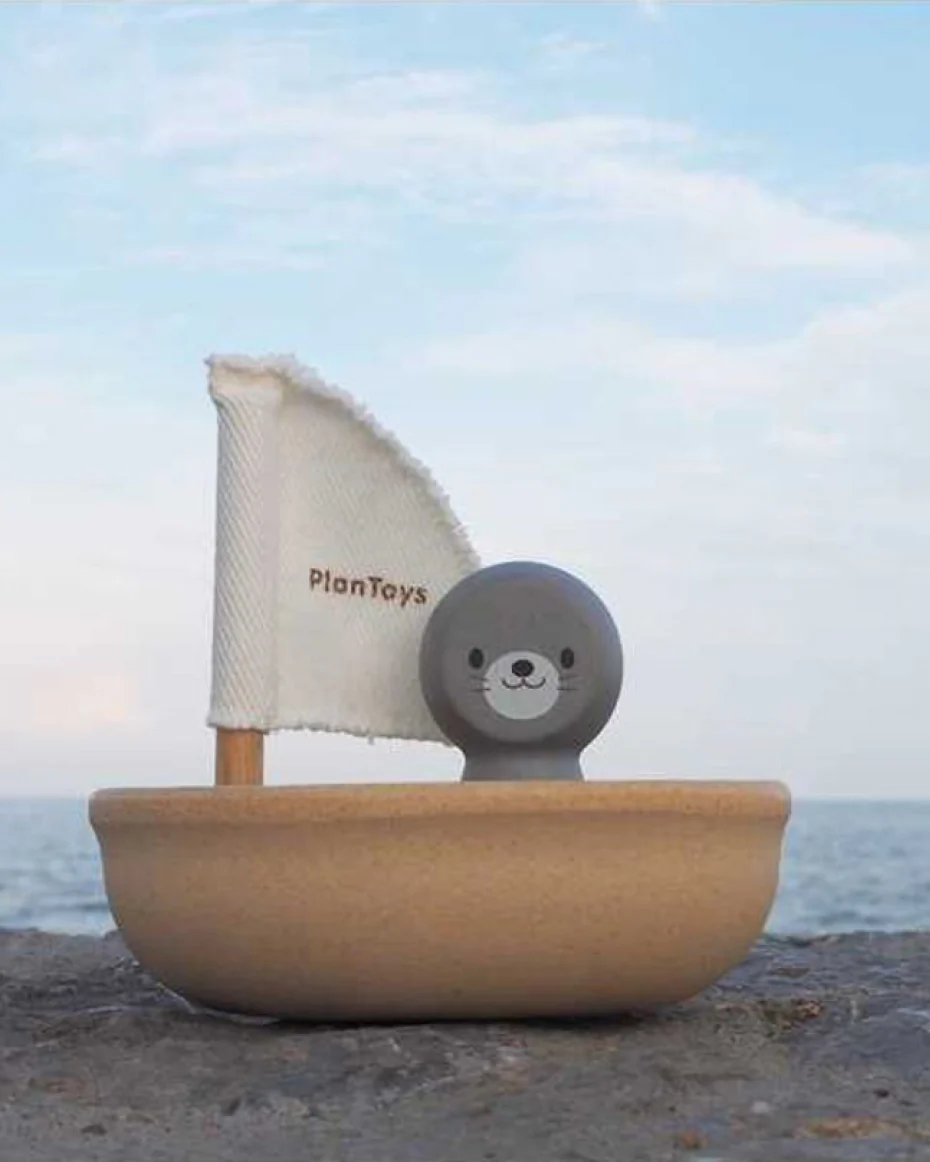 665-seal-sailing-boat-4.webp Seal Sailing Boat