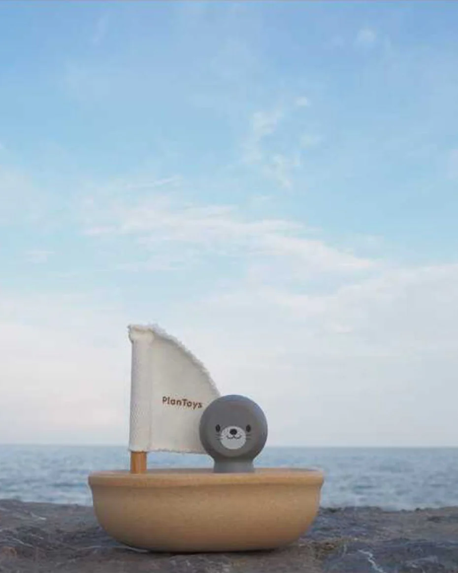 665-seal-sailing-boat-5.webp Seal Sailing Boat